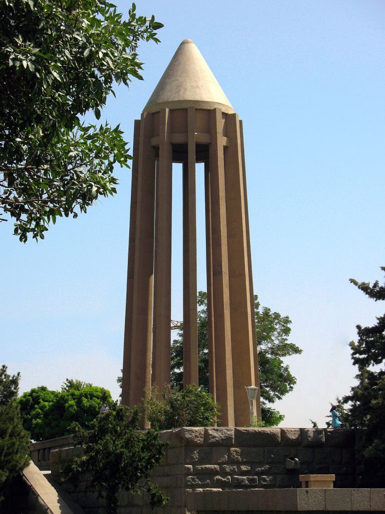 نماد شهر همدان: آرامگاه بوعلی سینا