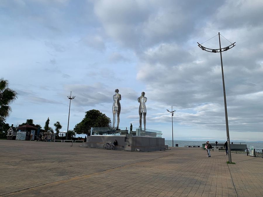 مجسمه علی و نینو