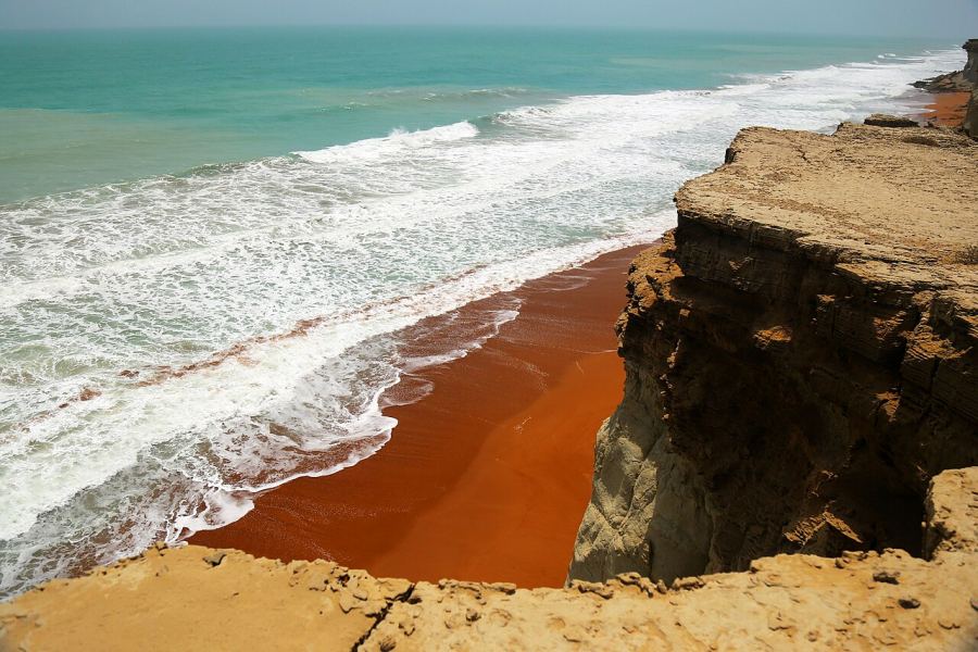 راهنمای سفر به سرزمین کوههای مریخی، سواحل مَکران و شگفتیهای جنوبشرق ایران